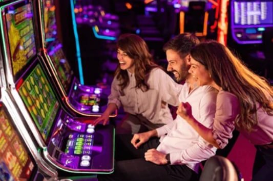 GMM11 APK ဖြင့် မြန်မာ ကစားသူ ဘောလုံး Bet ထိုးနေသောပုံ